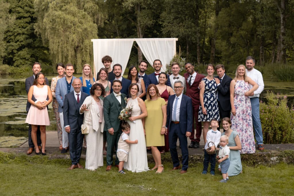 Gruppenbild einer Hochzeitsgesellschaft- Dresscode Hochzeit