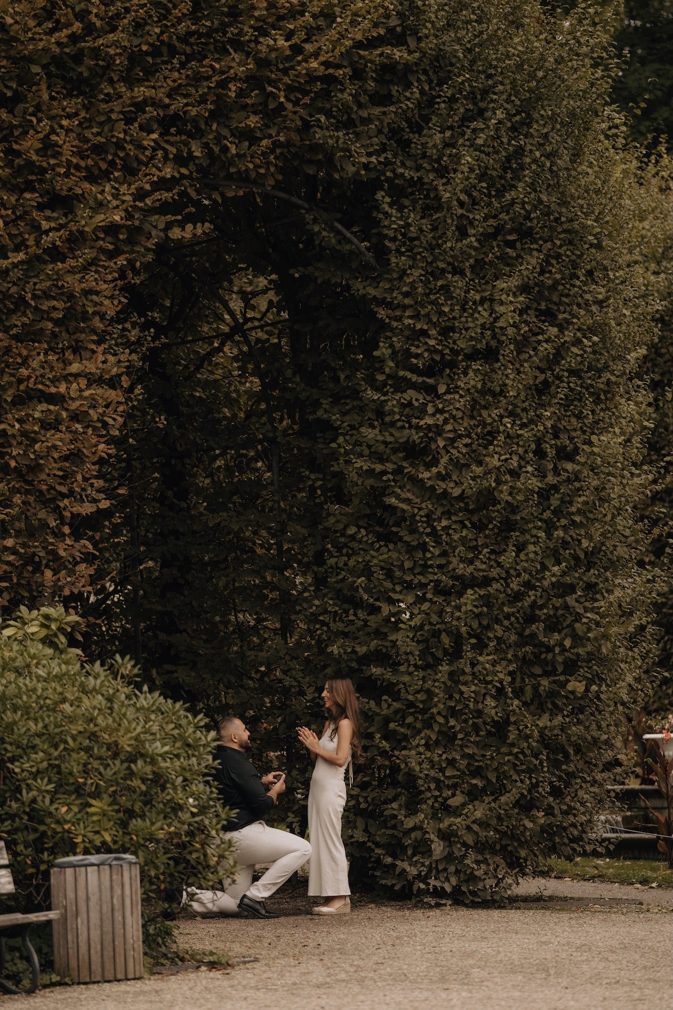 Startseite 2026 11 Ein Mann macht seiner Partnerin einen Heiratsantrag. Hochzeitsfotograf Köln